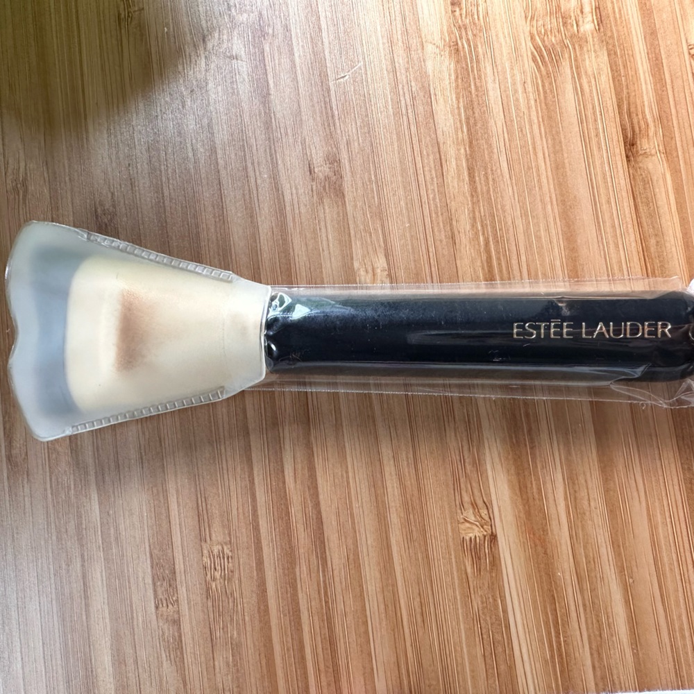 Estée Lauder sculpting foundation brush 👩🏽‍🎨